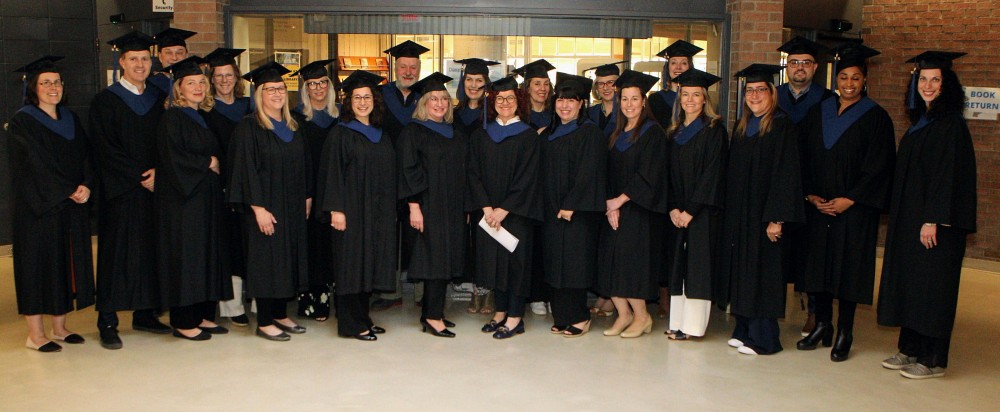 Personnes dipl&ocirc;m&eacute;es de la maitrise en p&eacute;dagogie de l'enseignement sup&eacute;rieur au coll&eacute;gial cheminement anglophone. Photo : fournie