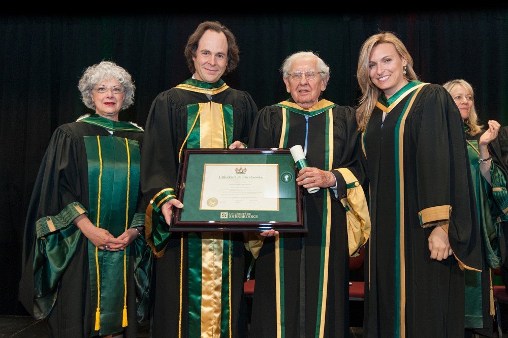 La secr&eacute;taire g&eacute;n&eacute;rale et vice-rectrice &agrave; la vie &eacute;tudiante Jocelyne Faucher, le doyen S&eacute;bastien Lebel-Grenier, le juge Gilbert Guillaume et la vice-doyenne &agrave; la recherche Genevi&egrave;ve Dufour.