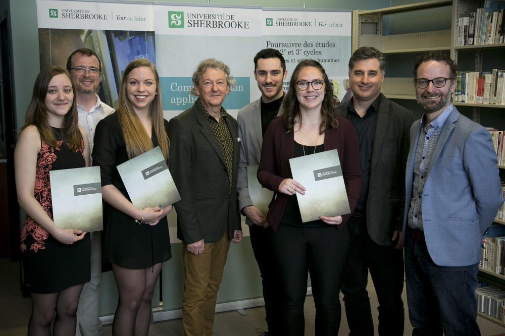 Remise des bourses Bell M&eacute;dia 2016-2017 &agrave; la Facult&eacute; des lettres et sciences humaines.&Agrave; partir de la gauche : Ariane Carpentier, r&eacute;cipiendaire; Dominic Ferland, repr&eacute;sentant de La Fondation de l'UdeS; Carolanne Daigle, r&eacute;cipiendaire; Jacques Piette, directeur adjoint du D&eacute;partement des lettres et communications; Jordan Marcil, r&eacute;cipiendaire; Sara Marcil-Morin, r&eacute;cipiendaire; Marc D. David, professeur; Dany Baillargeon, professeur.Absentes sur la photo : Am&eacute;lie Boucher et Angie Landry.