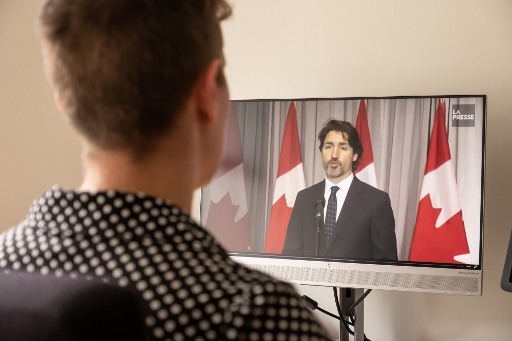 Les plus r&eacute;cents r&eacute;sultats d'une enqu&ecirc;te internationale r&eacute;v&egrave;lent que 75,7&nbsp;% des Canadiennes et des Canadiens ont confiance en leur gouvernement en ce qui concerne la gestion de la pand&eacute;mie, se positionnant tout juste derri&egrave;re les N&eacute;o-Z&eacute;landais (83,2&nbsp;%) &agrave; cet &eacute;gard. En comparaison, seulement 49,6 % des Am&eacute;ricains et 48,2 % des Belges ont confiance en leur gouvernement. 