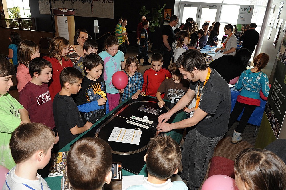 Jeunes visiteurs de la finale r&eacute;gionale de l'Estrie de l'Expo-sciences Hydro-Qu&eacute;bec&nbsp;2011.