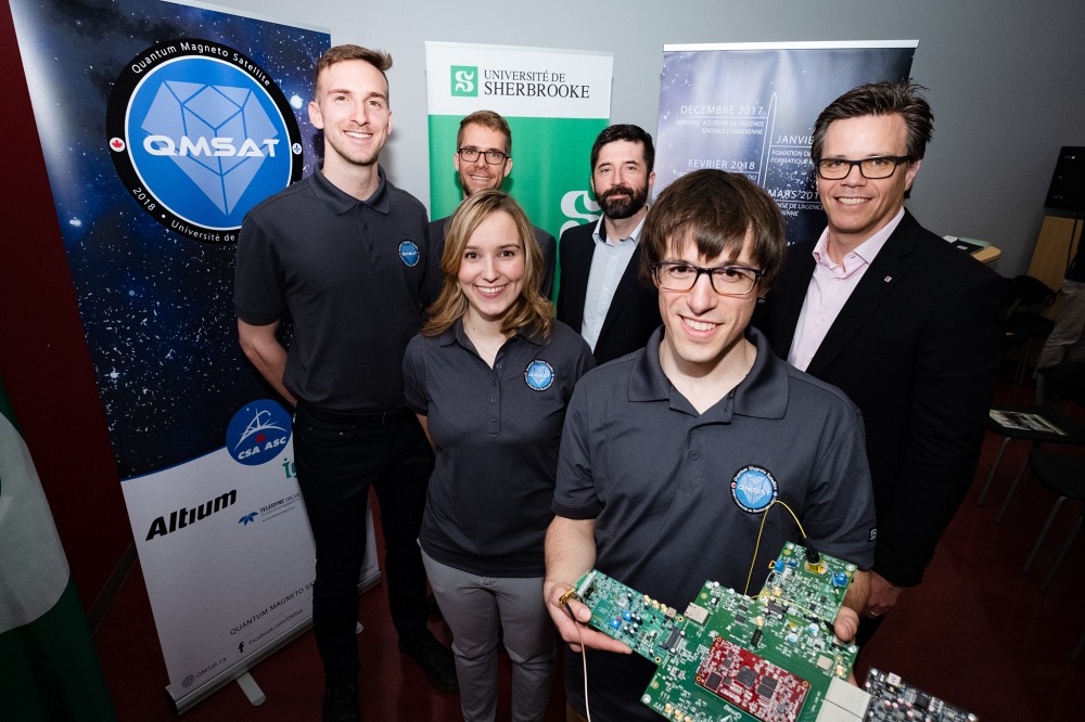 Les intervenants r&eacute;unis lors de l'annonce du projet QMSat : Claude Samuel Chr&eacute;tien et Chlo&eacute; Mireault-Lecourt, &eacute;tudiants en g&eacute;nie &eacute;lectrique, David Roy-Guay,&nbsp;&eacute;tudiant post-doctoral en g&eacute;nie &eacute;lectrique, les professeurs en g&eacute;nie m&eacute;canique&nbsp;David Rancourt et Julien Sylvestre, ainsi que Patrik Doucet, doyen de la Facult&eacute; de g&eacute;nie.
