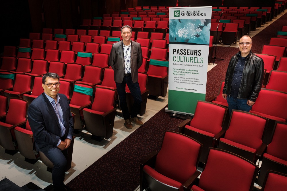 Le doyen de la Facult&eacute; d'&eacute;ducation, Pr Serge Striganuk, le directeur g&eacute;n&eacute;ral du Centre culturel de l'UdeS, M. Mario Tr&eacute;panier, et le professeur Martin L&eacute;pine. M. Tr&eacute;panier et le professeur L&eacute;pine sont les cocr&eacute;ateurs du programme Passeurs culturels.