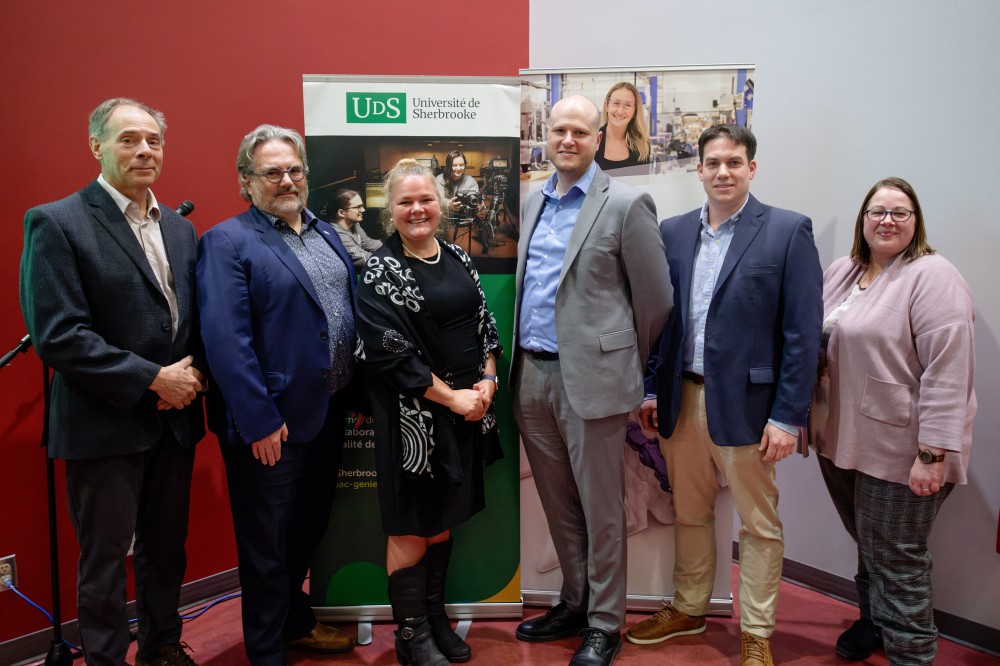 Pr Paul Charette, directeur scientifique du 3IT, Pr&nbsp;Vincent Aimez, vice-recteur aux partenariats et &agrave; la valorisation, d&eacute;veloppement durable, Pre&nbsp;Anne Lessard, vice-rectrice &agrave; la recherche,&nbsp;Beno&icirc;t Blanchard St-Jacques, gestionnaire d&rsquo;ing&eacute;nierie avanc&eacute;e, Dana TM4, Pr Mathieu Picard, titulaire de la chaire, Pre&nbsp;Nathalie Faucheux, vice-doyenne &agrave; la recherche &agrave; la Facult&eacute; de g&eacute;nie.