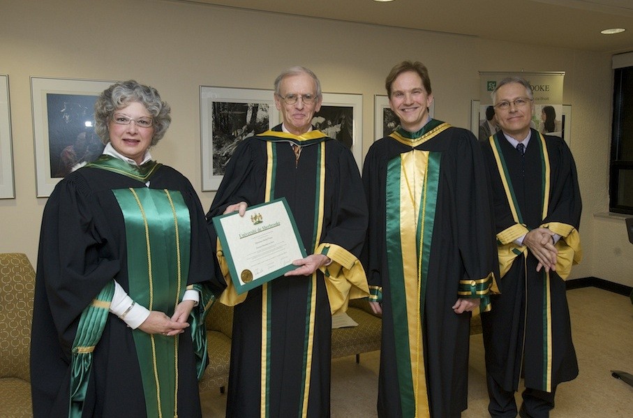 Jocelyne Faucher, secr&eacute;taire g&eacute;n&eacute;rale et vice-rectrice aux relations internationales, le docteur d'honneur Michel Prieur, le doyen Daniel Proulx et le professeur Pierre-Fran&ccedil;ois Mercure.