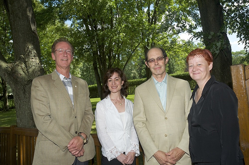 Fran&ccedil;ois Dub&eacute;, directeur de La Fondation de l'UdeS, Louise Bienvenue, directrice du D&eacute;partement d'histoire, Guy Laperri&egrave;re, donateur et professeur retrait&eacute;, et Lynda Bellalite, doyenne de la Facult&eacute; des lettres et sciences humaines.