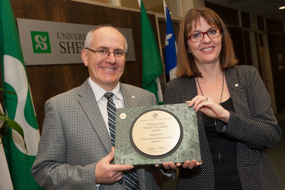 Martin Buteau, vice-recteur adjoint et vice-recteur aux ressources humaines et financi&egrave;res, et &Eacute;laine Godbout, vice-rectrice adjointe, ont re&ccedil;u cette distinction avec fiert&eacute;, en partageant les honneurs avec les divers collaborateurs et collaboratrices au sein du personnel qui y ont contribu&eacute;.