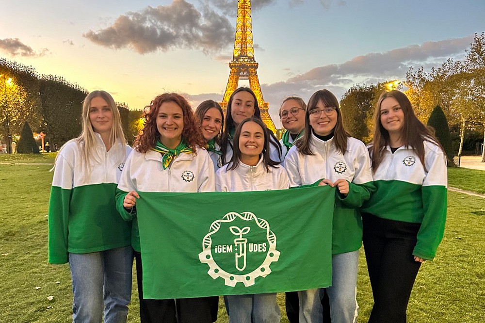 Delphine Lemieux, M&eacute;gane Dupuis, Na&iuml;da Fleury, Mariane Lachance, Margot Landry, Laurie B&eacute;langer, Heidi Lavoie et Marie-Anne Henry devant la tour Eiffel &agrave; Paris.&nbsp;