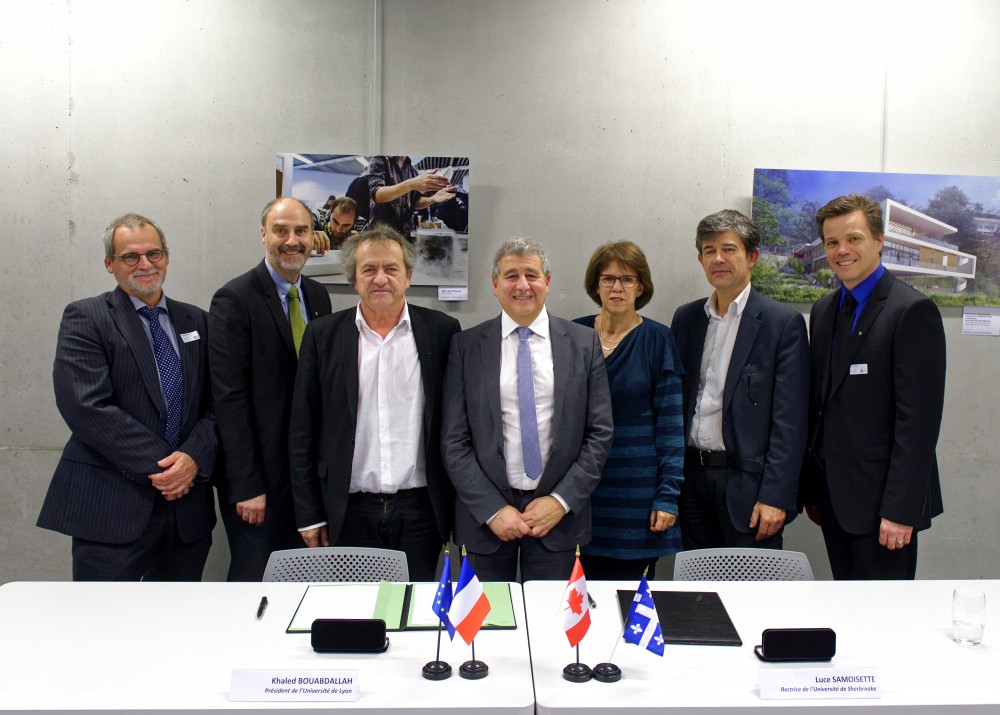 Le pr&eacute;sident de l'Universit&eacute; de Lyon,&nbsp;Khaled Bouabdallah et la rectrice de l&rsquo;Universit&eacute; de Sherbrooke, Luce Samoisette sont entour&eacute;s des repr&eacute;sentants des deux universit&eacute;s au moment de la signature de l&rsquo;accord strat&eacute;gique.