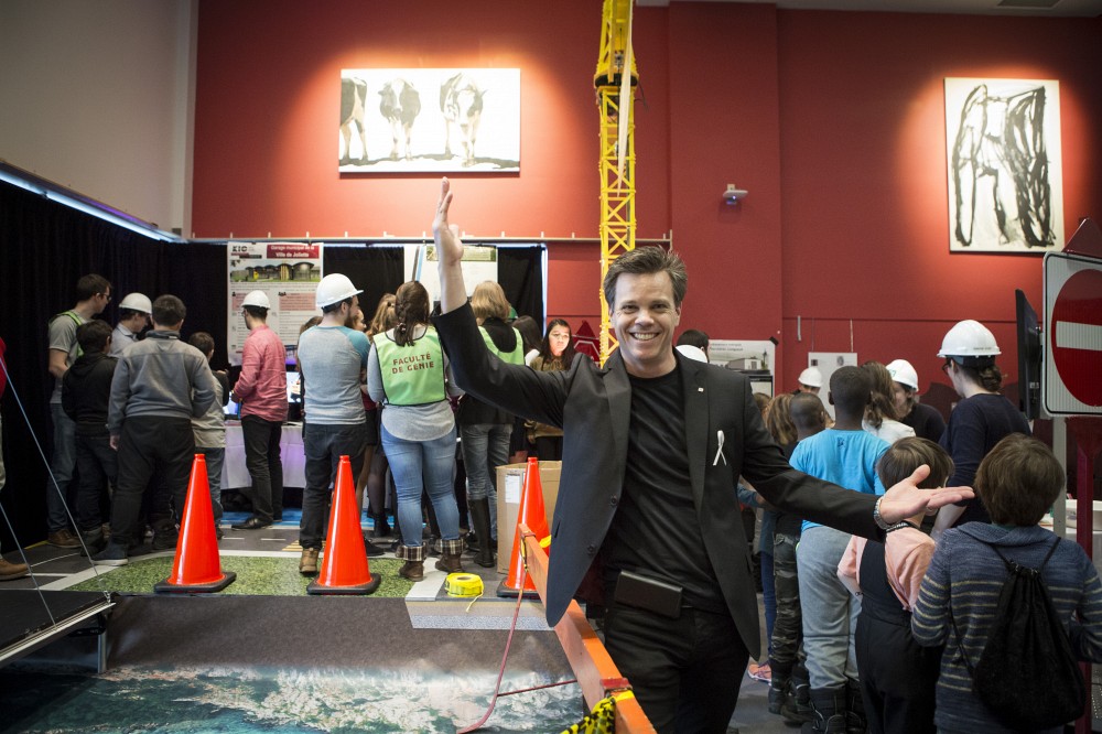 Le doyen de la Facult&eacute; de g&eacute;nie, le professeur Patrik Doucet, au centre du kiosque immersif des finissantes et finissants en g&eacute;nie civil.