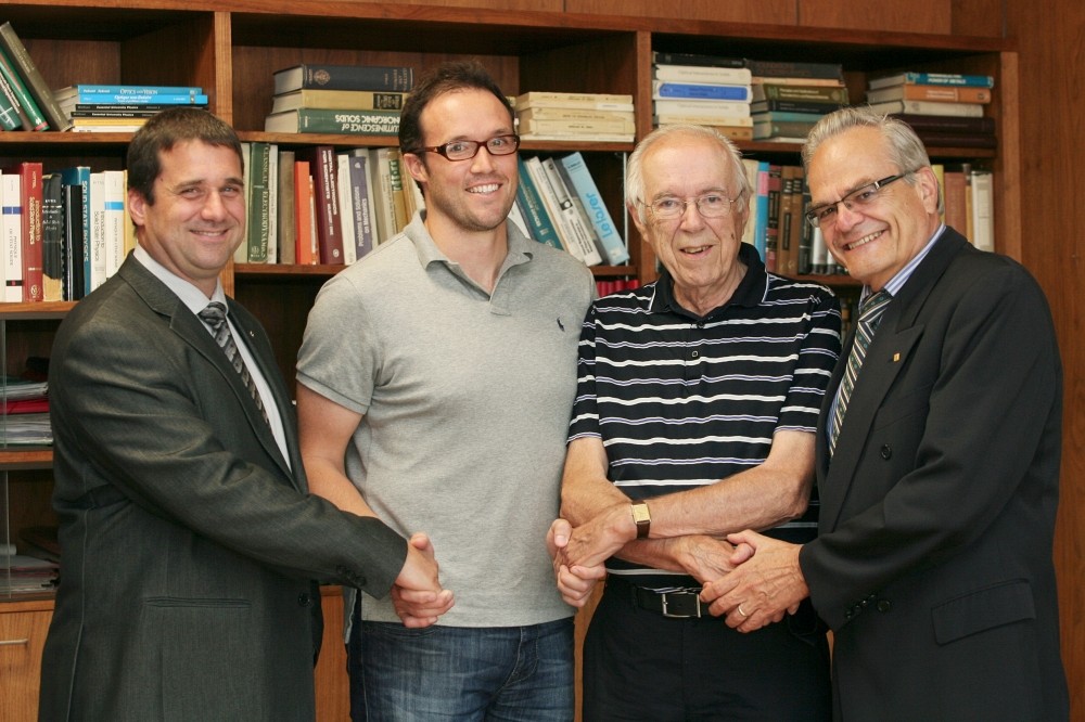 Pascal Gr&eacute;goire, directeur g&eacute;n&eacute;ral adjoint au Service des relations avec les dipl&ocirc;m&eacute;es et dipl&ocirc;m&eacute;s, Maxime Descoteaux, professeur &agrave; la Facult&eacute; des sciences, Andr&eacute; Langis, donateur et Serge Jandl, doyen de la Facult&eacute; des sciences.