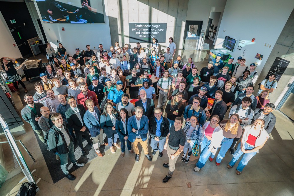 La communaut&eacute; &eacute;tudiante en g&eacute;nie, le corps professoral, l'&eacute;quipe de philanthropie et les membres de Pratt & Whitney Canada r&eacute;unis au Studio de cr&eacute;ation - Fondation Huguette et Jean-Louis Fontaine pour l&rsquo;annonce de la donation.