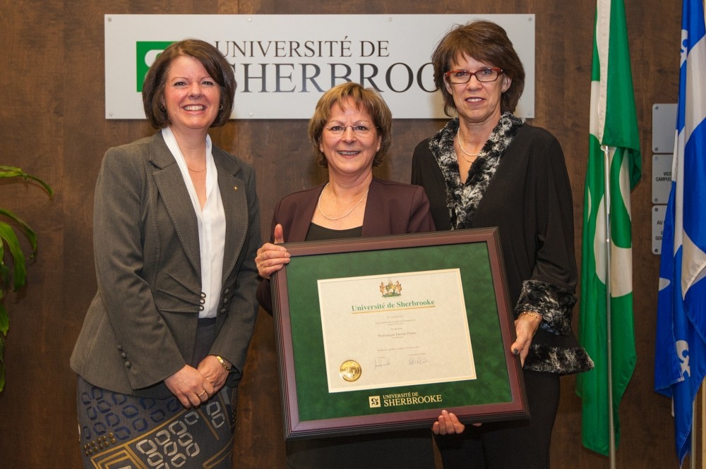 Denise Pratte entour&eacute;e de la vice-rectrice aux &eacute;tudes, Lucie Laflamme, et de la rectrice,&nbsp;Luce Samoisette.