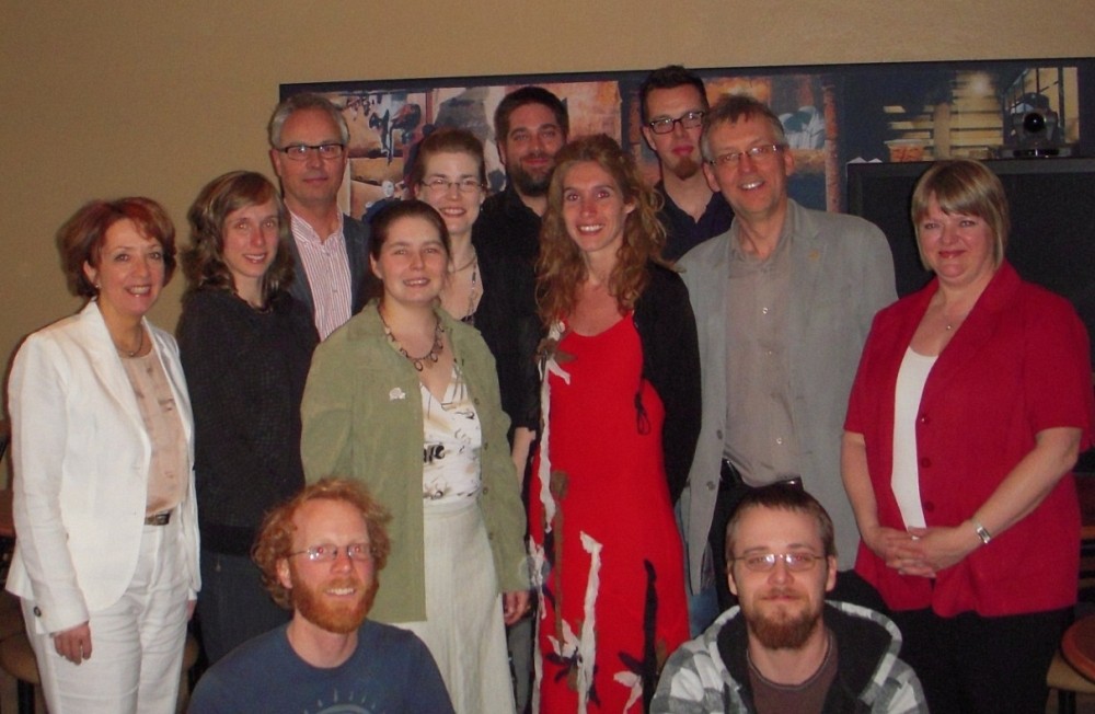 De base &agrave; haut, &agrave; partir de la gauche : Roger St-Laurent, Jean-Michel Simard,&nbsp; Denise Richard, conseill&egrave;re p&eacute;dagogique, Nadine St-Amand, Jos&eacute;e Sergerie, Lynda B&eacute;langer, Andr&eacute;e-Anne Picard, Anne-St&eacute;phanie Lebrun, future dipl&ocirc;m&eacute;e, Louis Poirier, directeur des &eacute;tudes, Jean-Paul L&eacute;vesque, conseiller p&eacute;dagogique et r&eacute;pondant local de PERFORMA, J&eacute;r&ocirc;me Forget, directeur adjoint aux programmes et Jean-Pierre Boutin. Nadine Rouleau, ainsi que Marjolaine Veilleux, future dipl&ocirc;m&eacute;e, n&rsquo;apparaissent pas sur la photo.