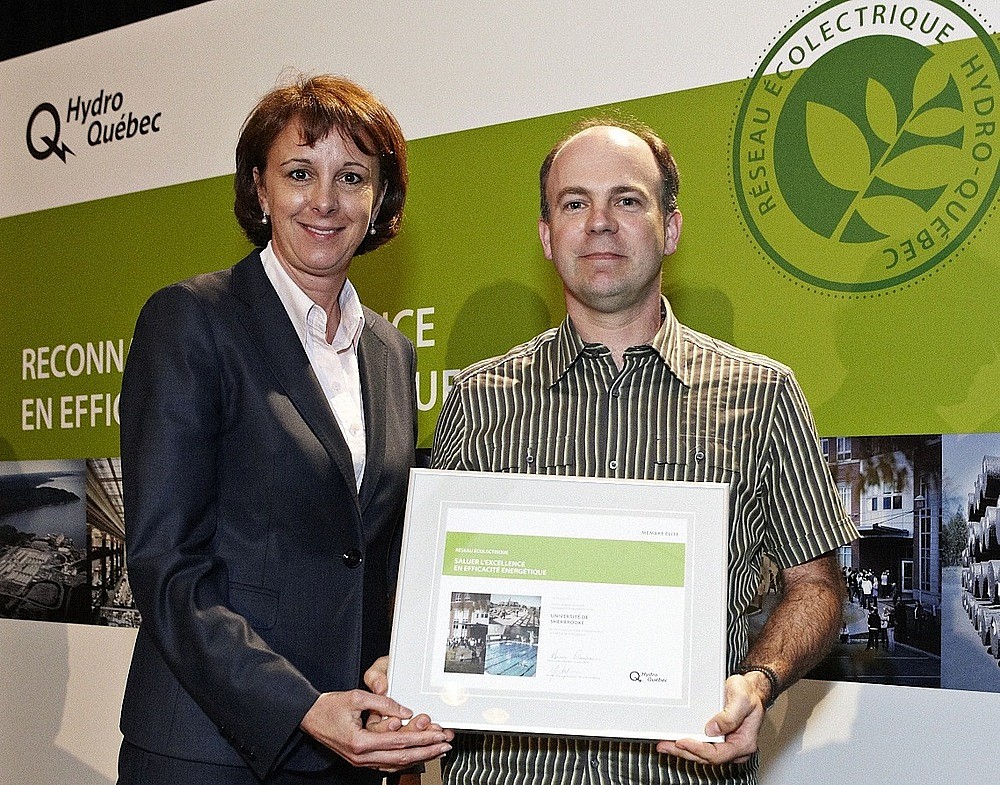 Claude Handfield, directeur de la section Ing&eacute;nierie au Service des immeubles, re&ccedil;oit la certification d'Isabelle Courville, d'Hydro-Qu&eacute;bec.