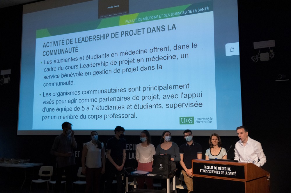 Les professeurs responsables du cours de leadership de projet en m&eacute;decine, Guylaine S&eacute;guin et Paul Bessette, en compagnie d'une &eacute;quipe &eacute;tudiante qui a r&eacute;alis&eacute; un projet en collaboration avec un organisme communautaire.