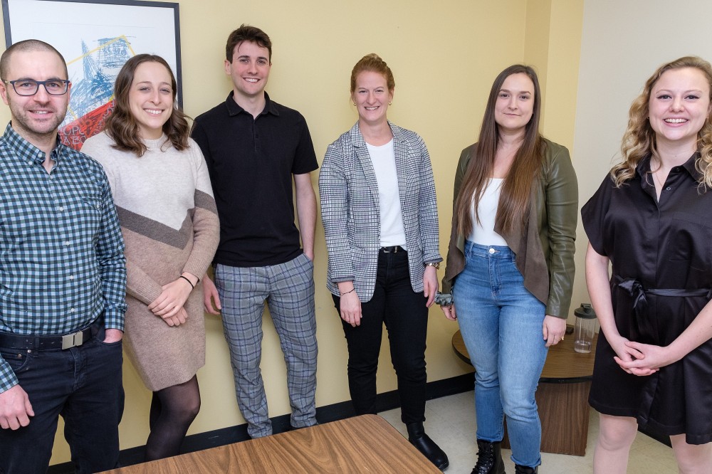Le professeur Francis Milot-Lapointe, &agrave; gauche, et la coordonnatrice Cynthia Joyal, au centre, sont accompagn&eacute;s des &eacute;tudiantes Genevi&egrave;ve Rivard, Nicole Arifoulline et Marilou Charron et de l'&eacute;tudiant Pierre-Luc Ouellette.