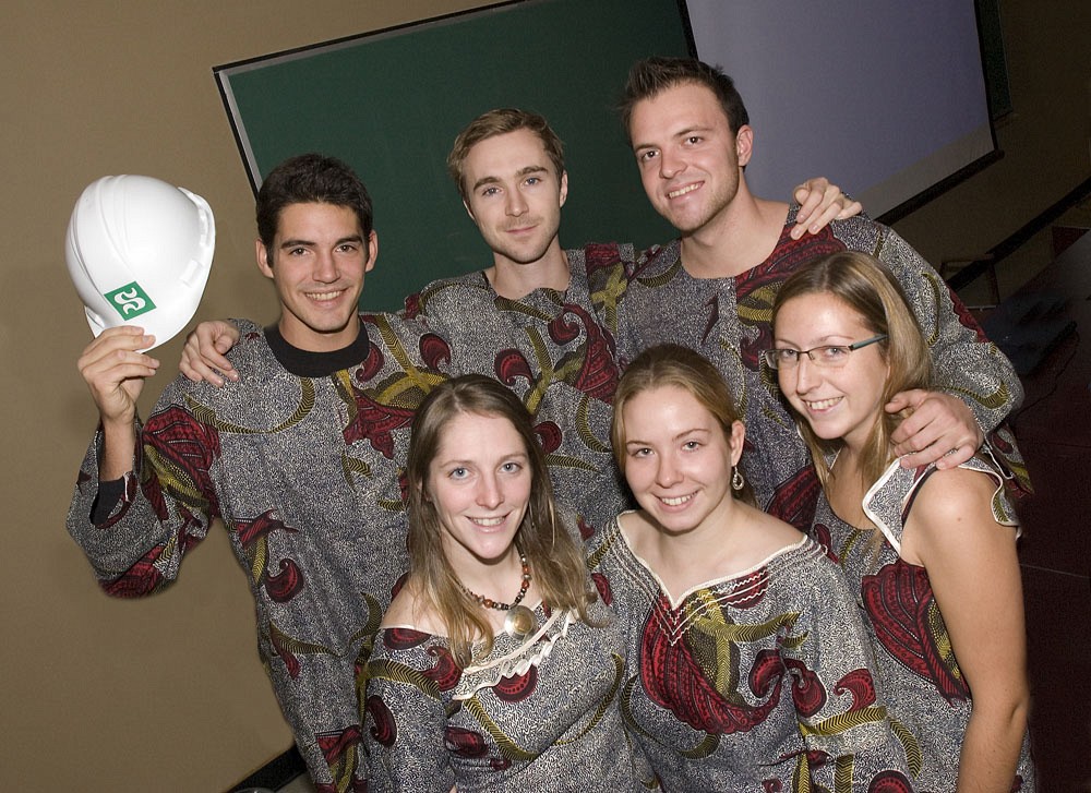 Les membres du Groupe de collaboration internationale en ingénierie de l'UdeS&nbsp;2008&nbsp;: à l'arrière, Simon Pelchat, William Wilson et Alexandre Pépin-Ross; à l'avant, Kristel Savard, Stéphanie Lavergne et Karine Beaulieu-Desrochers.