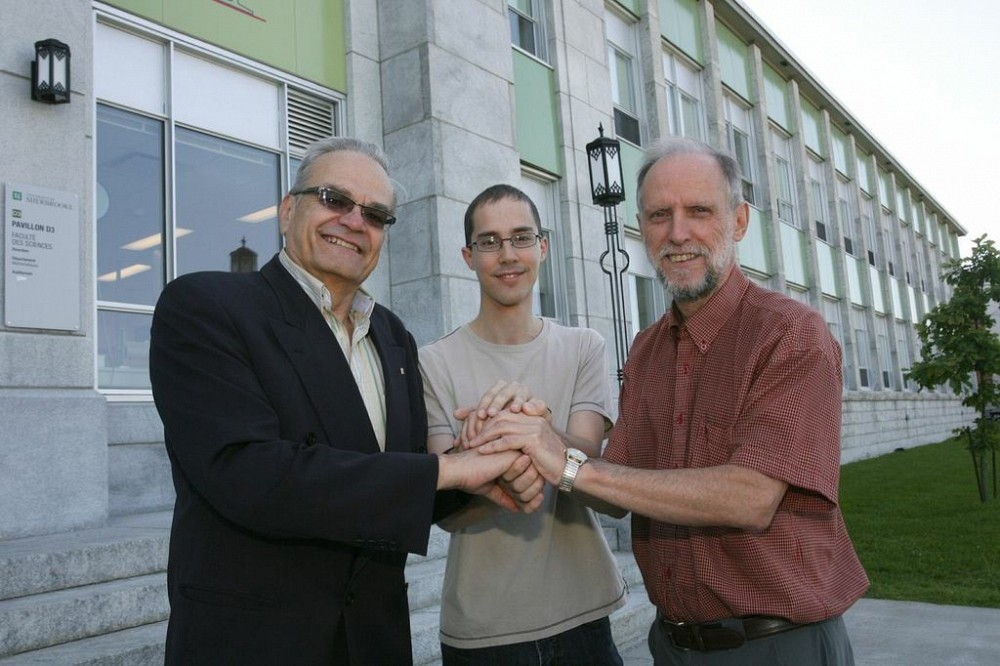 Serge Jandl, doyen de la Facult&eacute;, Vincent Ducharme, pr&eacute;sident du RECSUS et Jean Goulet, vice-doyen &agrave; l&rsquo;enseignement et responsable de la campagne interne.