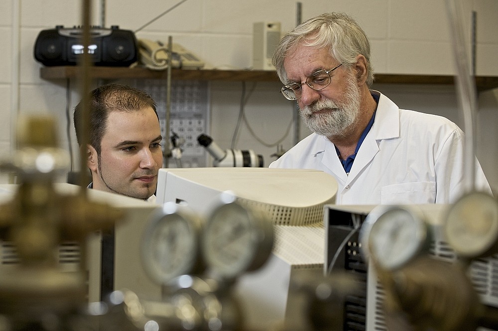 Le professeur Hugues M&eacute;nard et son &eacute;tudiant au doctorat, Maxime Cl&eacute;ment, ont mis au point une nouvelle m&eacute;thode pour quantifier l&rsquo;adsorption des nanoparticules.