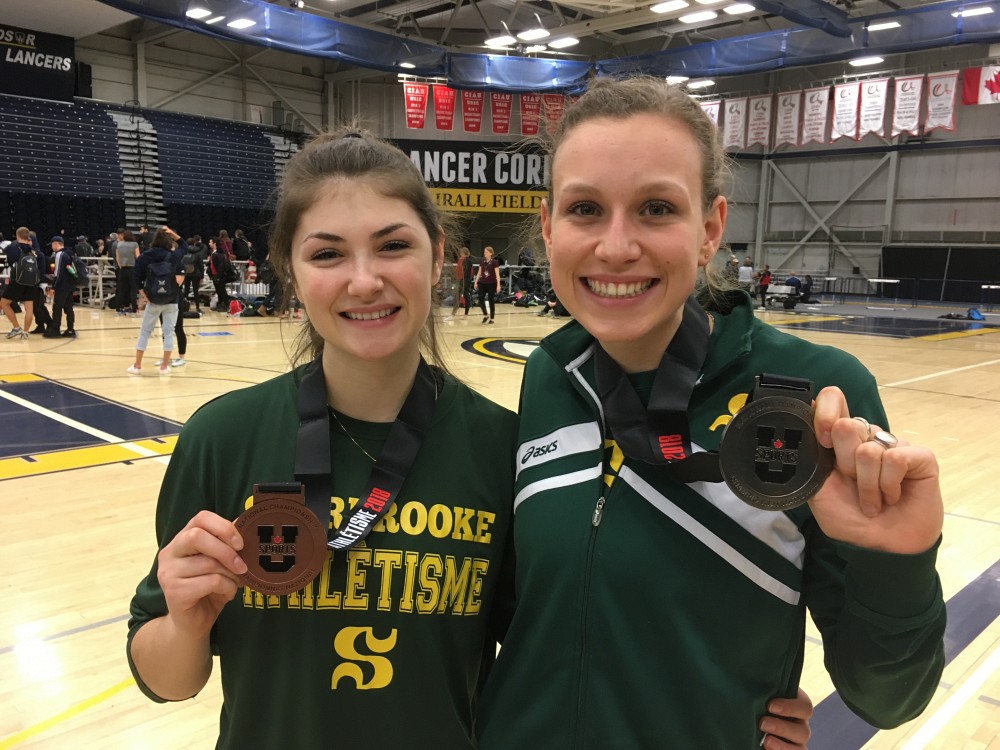 Les deux m&eacute;daill&eacute;es du jour du Vert & Or: Maude Croteau-Vaillancourt et Ma&iuml;t&eacute; Bouchard.
