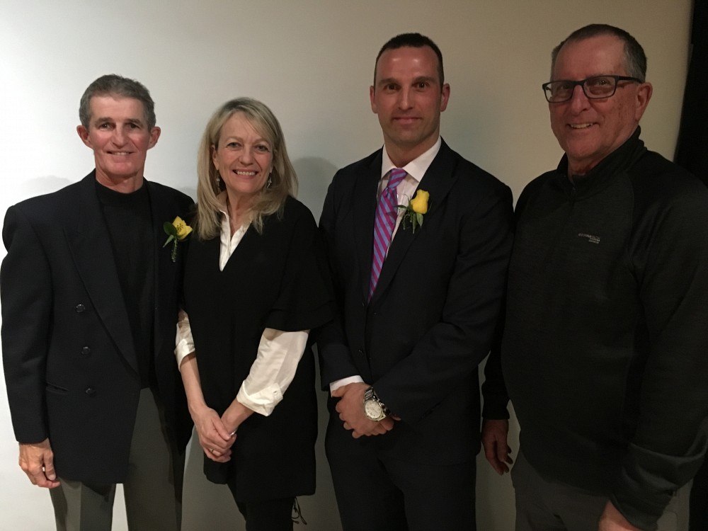 Jean Laroche, la vice-rectrice Denyse R&eacute;millard, Pierre-Luc Labb&eacute; et le pr&eacute;sident du comit&eacute; d'intronisation Paul Deshaies.