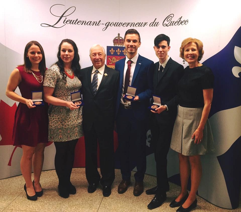 Joanie Whittom, Claudia Beaurivage, l'honorable J. Michel Doyon, Lieutenant-gouverneur du Qu&eacute;bec, &Eacute;ric Guimond, L&eacute;o J. Perrin et Johanne Desrosiers, vice-doyenne &agrave; la vie &eacute;tudiante et secr&eacute;taire de facult&eacute; &agrave; la Facult&eacute; de m&eacute;decine et des sciences de la sant&eacute;.
