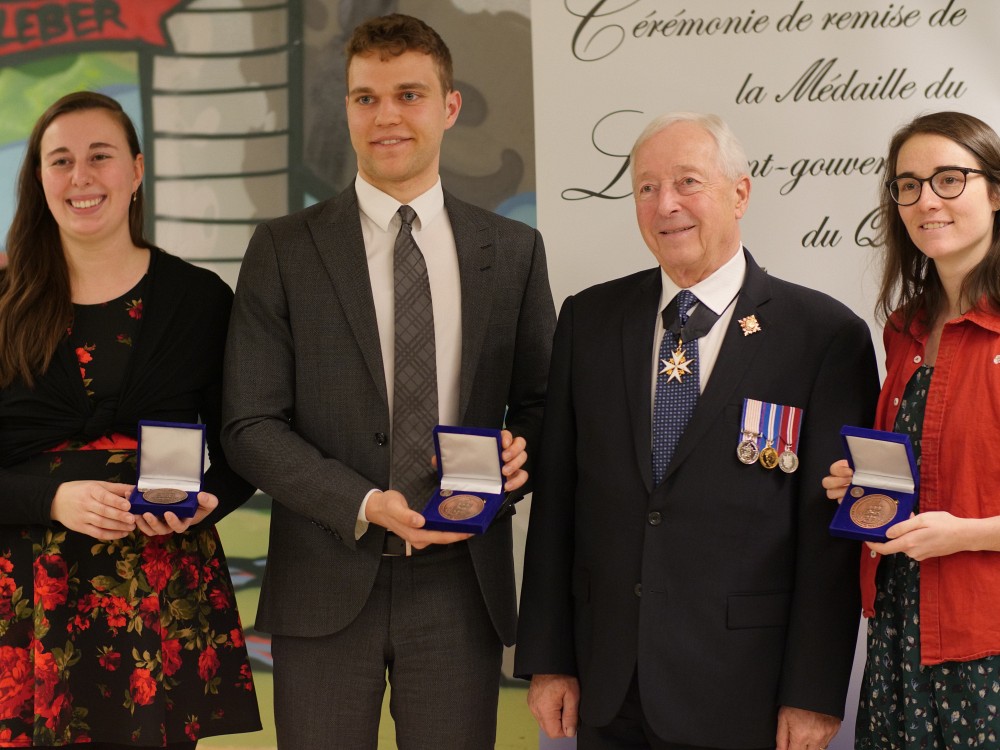 Sophie Valence-Doucet, Simon Bouthillier et Marie Simoneau en compagnie du Lieutenant-gouverneur du Qu&eacute;bec J.&nbsp;Michel Doyon. 