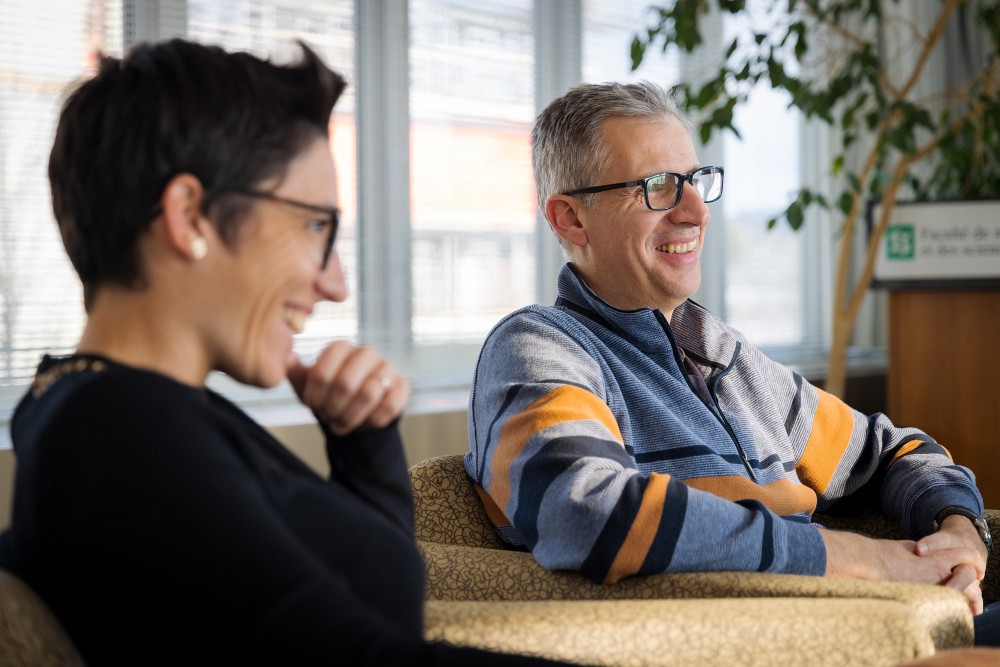La professeure-chercheuse Marie Brunet et le professeur-chercheur Xavier Roucou, de la Facult&eacute; de m&eacute;decine et des sciences de la sant&eacute; (FMSS) de l&rsquo;UdeS.Mathieu Lanthier - UdeS