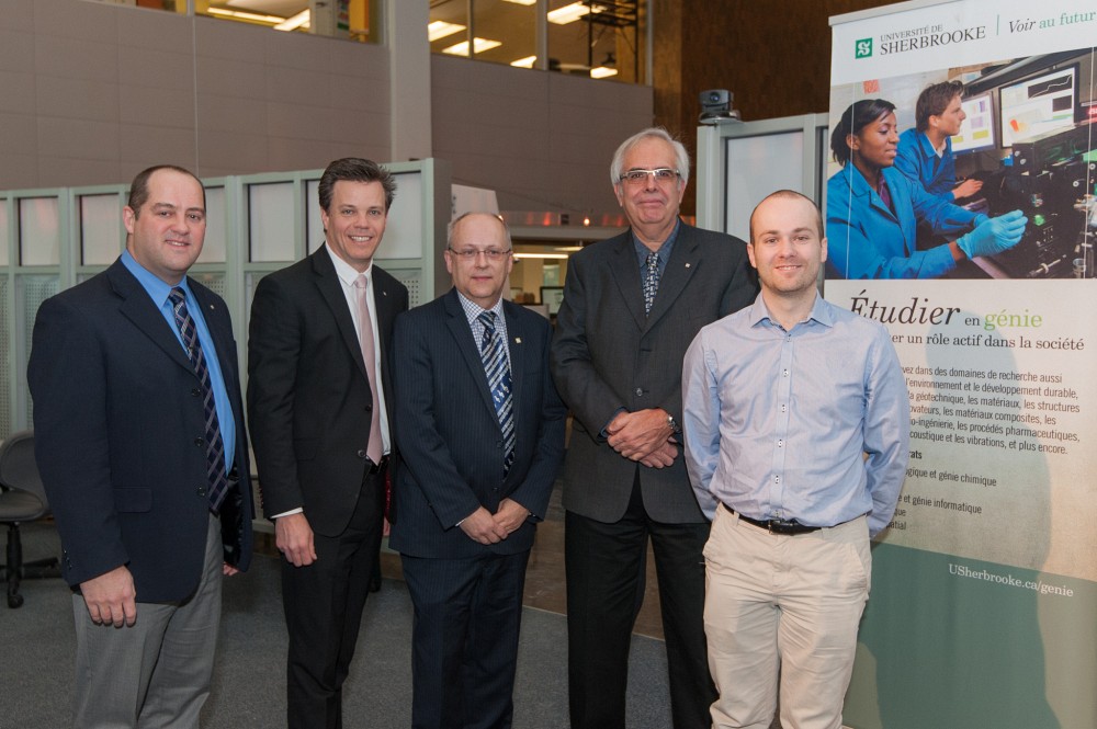 Dans l'ordre, Pr Jean-Pascal Lemelin, vice-recteur adjoint &agrave; la recherche et aux &eacute;tudes sup&eacute;rieures, Pr Patrik Doucet, doyen, Pr Gervais Soucy, Pr Yves Dubeau, et S&eacute;bastien Mackey, du minist&egrave;re de la S&eacute;curit&eacute; publique.