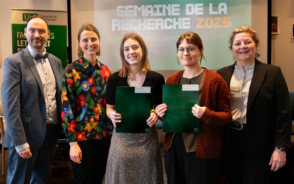 Les deux r&eacute;cipindaires du Prix Th&eacute;r&egrave;se-Audet, Anne-Sophie Bordeleau et Victoria Vieira, posent en compagnie du Pr Beno&icirc;t Grenier, vice-doyen &agrave; la recherche et aux &eacute;tudes sup&eacute;rieures, de la Pre Annabelle Berthiaume et de la Pre Anick Lessard, doyenne de la Facult&eacute; des lettres et sciences humaines.