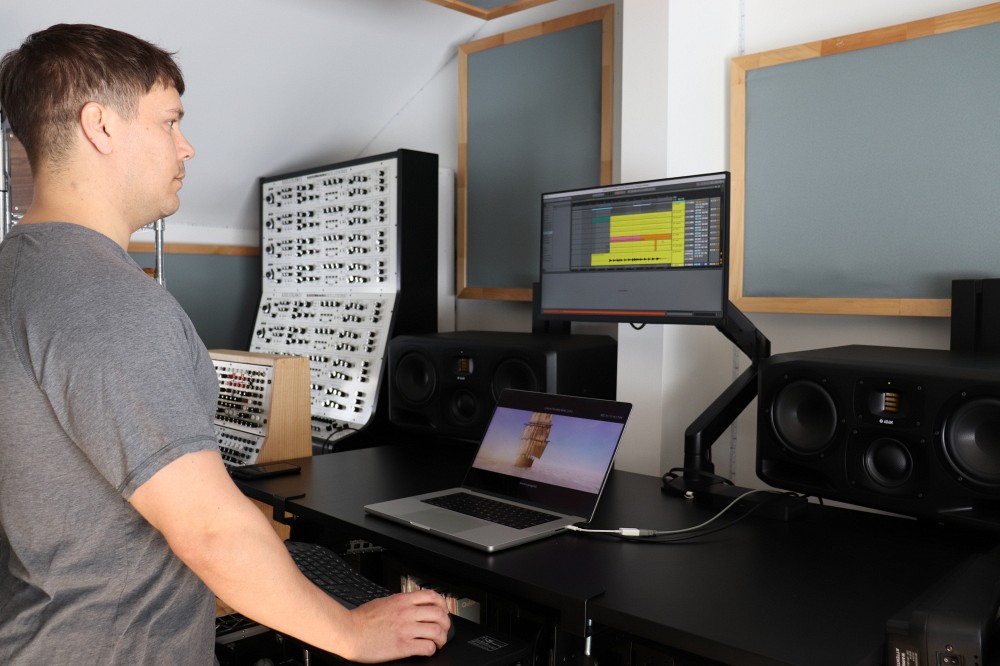 Dipl&ocirc;m&eacute; du baccalaur&eacute;at&nbsp;en composition &agrave; l'image et du DESS en composition instrumentale &agrave; l'Universit&eacute; de Sherbrooke, Jean-Fran&ccedil;ois Racine est maintenant charg&eacute; de cours &agrave; l'&Eacute;cole de musique.
