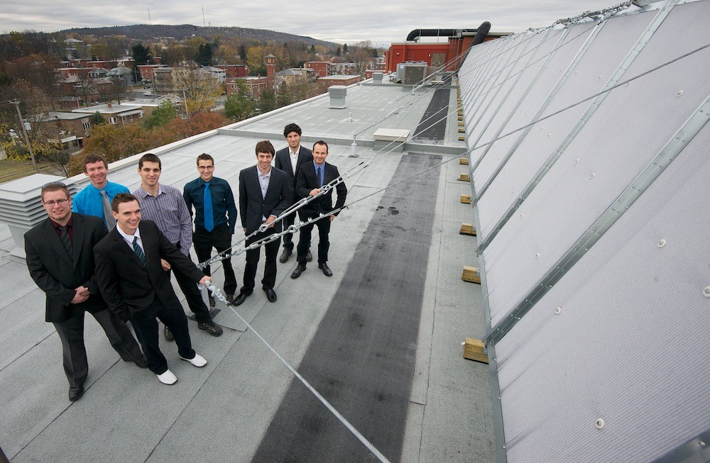 Les huit &eacute;tudiants membres du projet ARES, aux c&ocirc;t&eacute;s de l&rsquo;installation