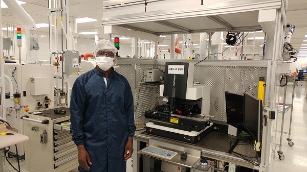 Assane Ndieguene&nbsp;dans le laboratoire d'assemblage de semi-conducteurs du Centre de Collaboration MiQro Innovation (C2MI).