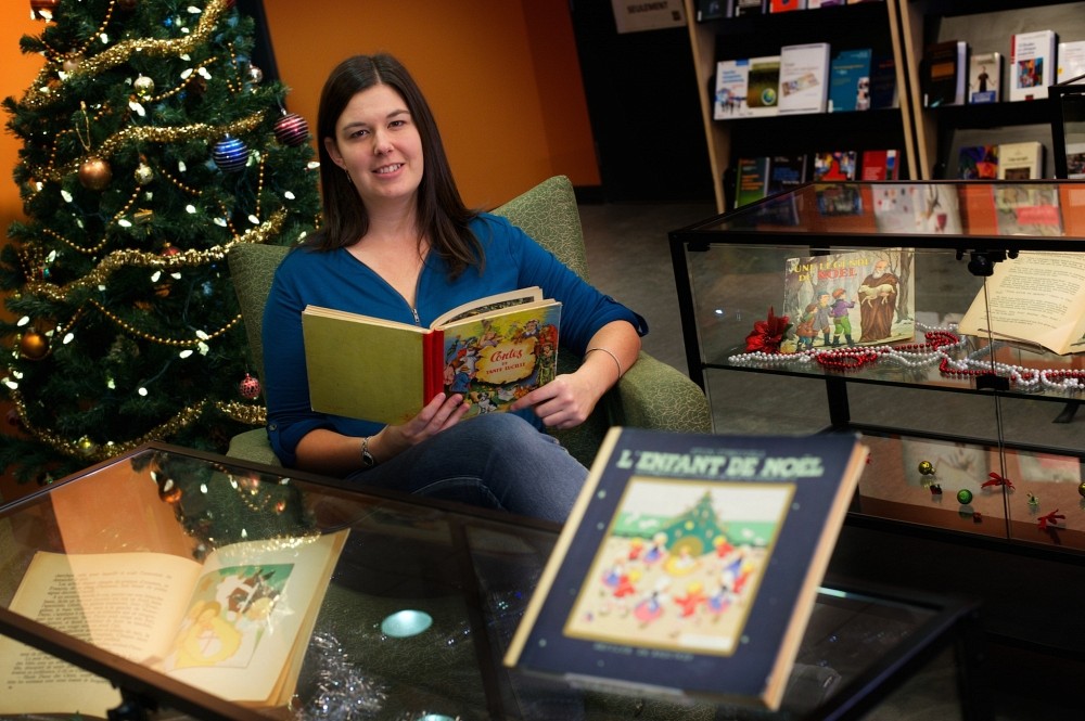 Myriam Gosselin, technicienne de la documentation, a parcouru les livres de la collection pour ressortir ceux de No&euml;l et faire le choix final.