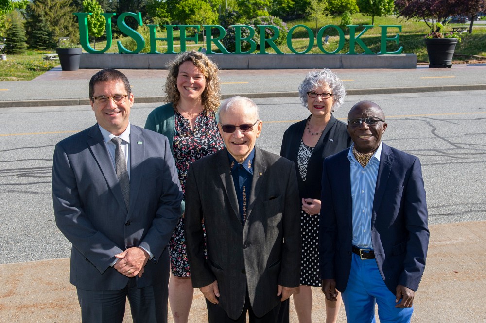 Pascal Gr&eacute;goire, directeur g&eacute;n&eacute;ral de La Fondation et du Service des relations avec les dipl&ocirc;m&eacute;es et dipl&ocirc;m&eacute;s, Marie-France Lafaille, directrice adjointe, USherbrooke international, le Pr Jean Desclos, la Pre Jocelyne Faucher, secr&eacute;taire g&eacute;n&eacute;rale et vice-rectrice &agrave; la vie &eacute;tudiante et Willy-L&eacute;onard Nunga Khal-Tambwe, &eacute;tudiant au CERC, repr&eacute;sentant des &eacute;tudiantes et &eacute;tudiants soutenus par le Pr&nbsp;Desclos.