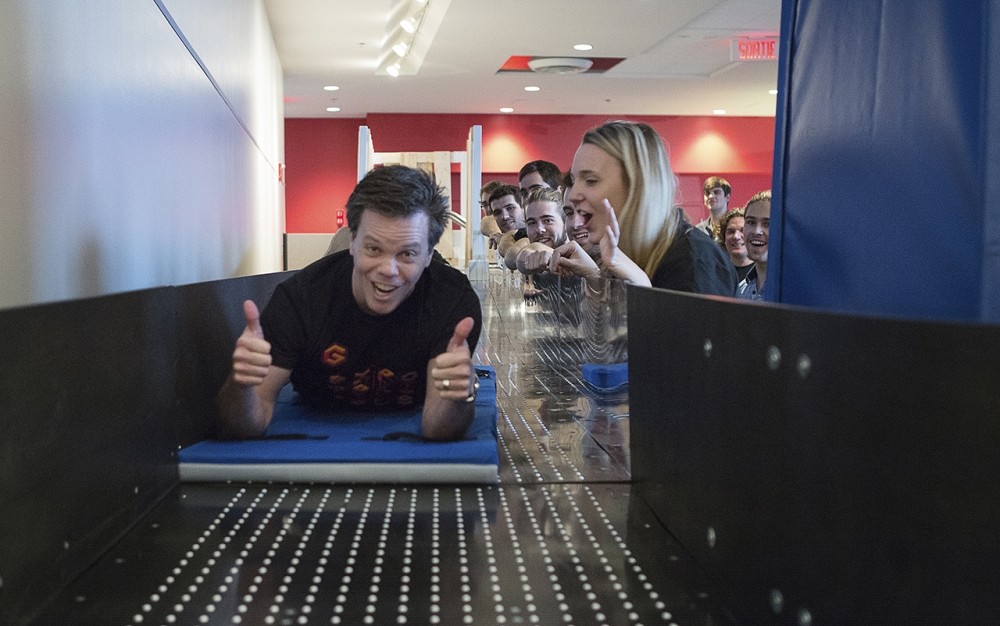 L'Expo M&eacute;gaG&Eacute;NIALE 2015 : le doyen teste la glissade nouveau genre qui permet de glisser plus vite et plus longtemps (projet HeliUS).