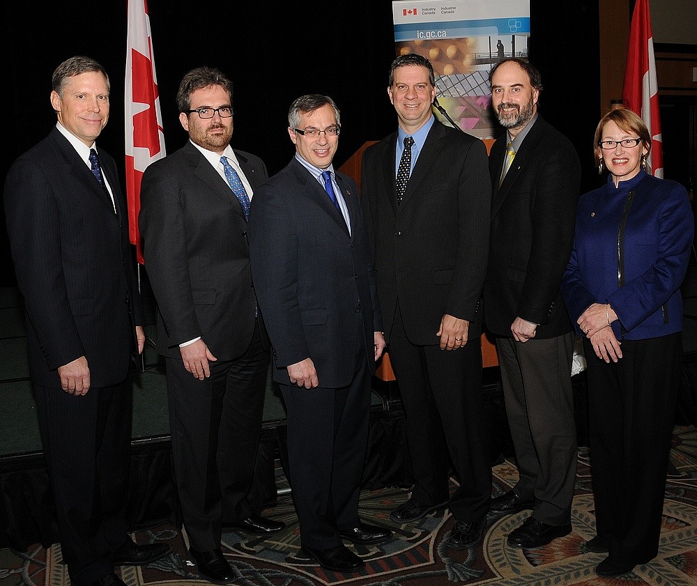 Chad Gaffield, pr&eacute;sident du Conseil de recherches en sciences humaines du Canada, Vincent Aimez, responsable des partenariats scientifiques du C2MI, Tony Clement, ministre de l'Industrie, Normand Bourbonnais, directeur du C2MI, Jacques Beauvais, vice-recteur &agrave; la recherche, et Suzanne Fortier, pr&eacute;sidente du Conseil de recherches en sciences et en g&eacute;nie du Canada.