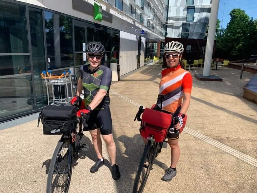 Le Pr Armand Soldera, vice-doyen aux d&eacute;veloppement et partenariats &agrave; la Facult&eacute; des sciences, et Dani&egrave;le Normandin, adjointe au vice-d&eacute;canat, r&eacute;alisent une tourn&eacute;e &agrave; v&eacute;lo de huit des quinze &eacute;coles de Polytech membres du consortium, soit un p&eacute;riple de 1300 km du 17&nbsp;mai au 7&nbsp;juin 2022, pour pr&eacute;senter les formations en TI.