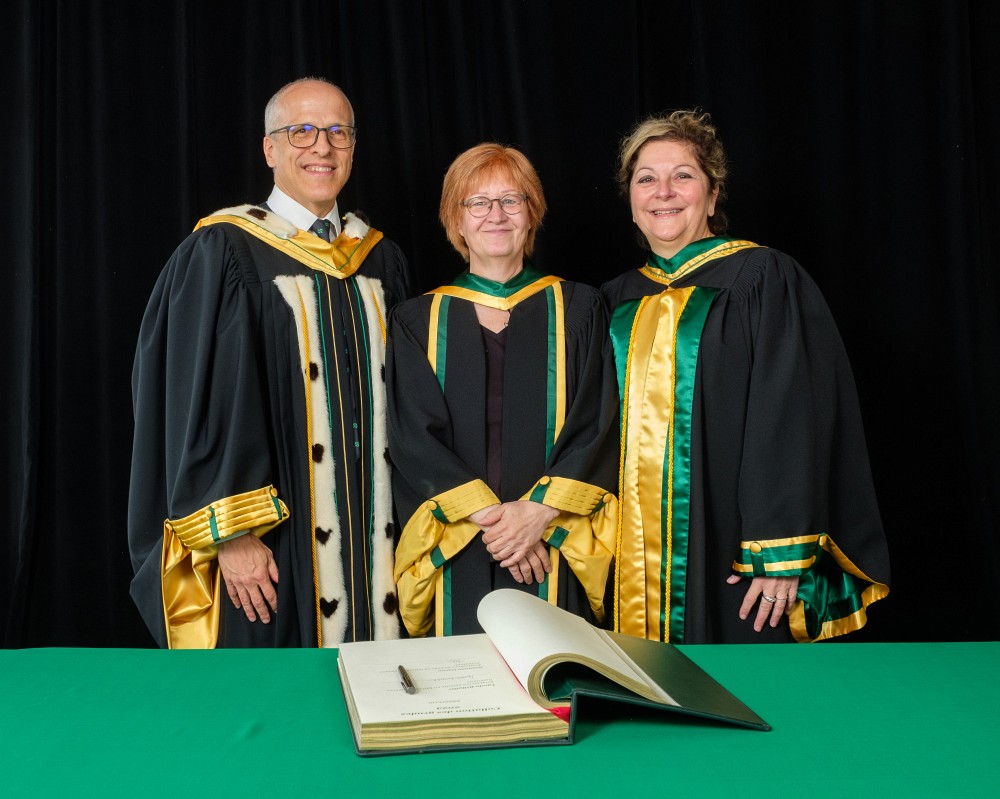 De gauche &agrave; droite : Pr&nbsp;Pierre Cossette, recteur de l'UdeS, Pre&nbsp;Lynda Bellalite et Pre&nbsp;Anick Lessard, doyenne de la Facult&eacute; des lettres et sciences humaines