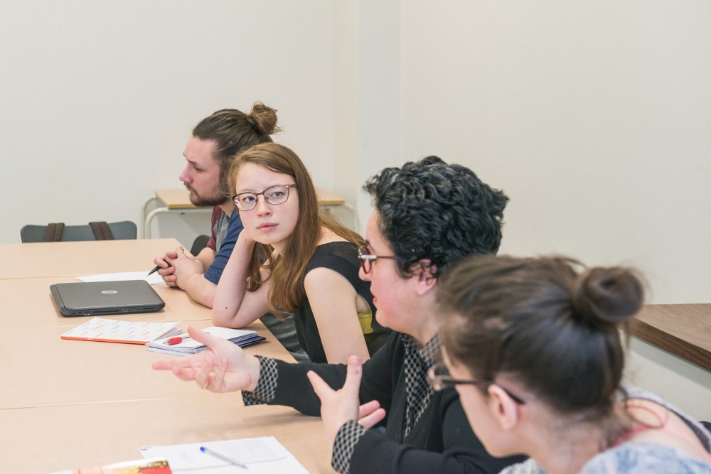 Le s&eacute;minaire &laquo;&nbsp;Des textes aux recueils &raquo;, offert &agrave; la ma&icirc;trise en &eacute;tudes fran&ccedil;aises, propose aux &eacute;tudiantes et aux &eacute;tudiants une discussion sur l'&eacute;criture comme art langagier avec ses effets de voix particuliers, ses tonalit&eacute;s et ses formes vari&eacute;es.