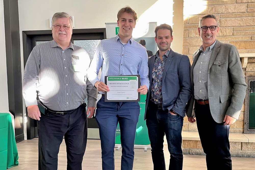 Gilles Martel, professeur au D&eacute;partement de m&eacute;decine de famille, Xavier Gigu&egrave;re, r&eacute;cipiendaire de la bourse de la Fondation de l'Association m&eacute;dicale canadienne, Gabriel Simard, gestionnaire en philanthropie &agrave; La&nbsp;Fondation, et &Eacute;ric Lavoie, vice-doyen aux &Eacute;tudes m&eacute;dicales pr&eacute;doctorales.