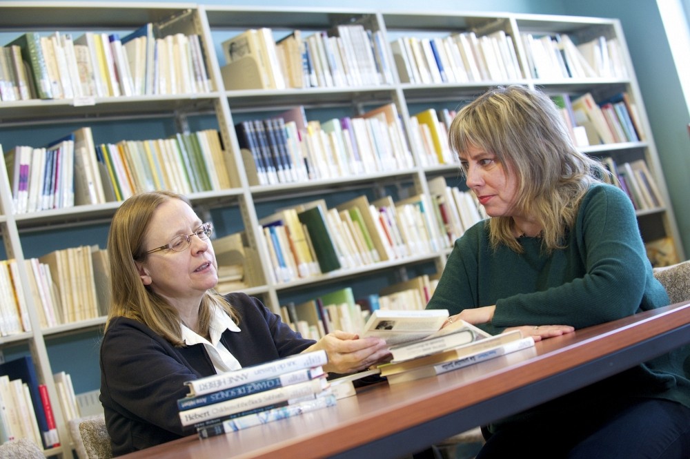 Patricia Godbout et Nathalie Watteyne, professeures au D&eacute;partement des lettres et communications de l'Universit&eacute; de Sherbrooke.