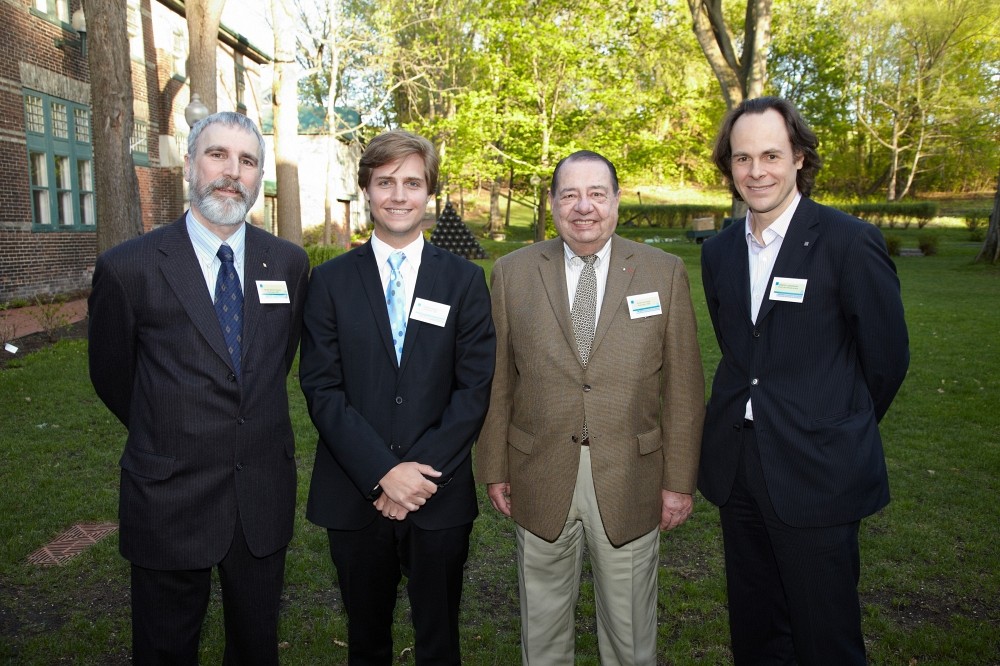 Au centre, les deux copr&eacute;sidents d'honneur, Me Antoine Pellerin et Me Robert Normand, en compagnie du pr&eacute;sident de l'ADDUS, Me Neville-Warren Cloutier, et du doyen de la Facult&eacute;, le Pr S&eacute;bastien Lebel-Grenier.