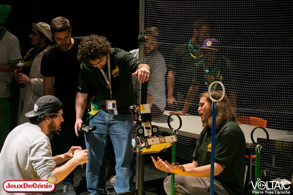 Quelques membres de la d&eacute;l&eacute;gation sherbrookoise lors d'une comp&eacute;tition (Jeux de g&eacute;nie du Qu&eacute;bec 2017)