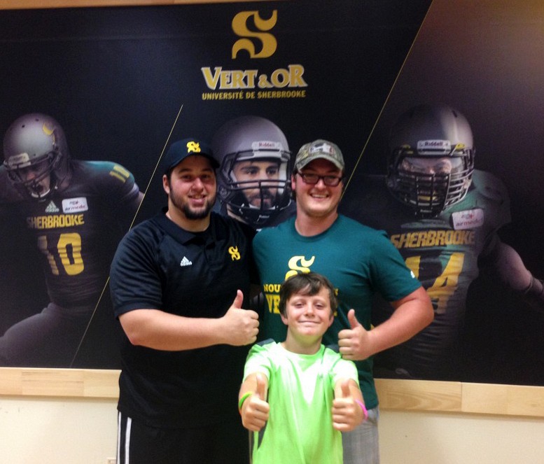 Dans l'ordre habituel : R&eacute;mi Gigu&egrave;re, entra&icirc;neur adjoint Ligne offensive, J&eacute;r&eacute;my Cameron, nouvelle recrue du Vert & Or football et son petit fr&egrave;re Laurent Cameron, 10 ans.