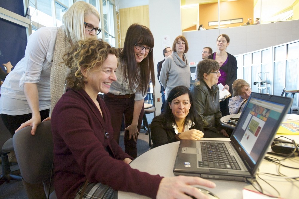 &Agrave; l'occasion du lancement du site web, plusieurs personnes ont pu explorer les outils d&rsquo;animation visant l'&eacute;veil &agrave; la lecture et &agrave; l'&eacute;criture des &eacute;l&egrave;ves du pr&eacute;scolaire qui fr&eacute;quentent les services de garde en milieu scolaire.