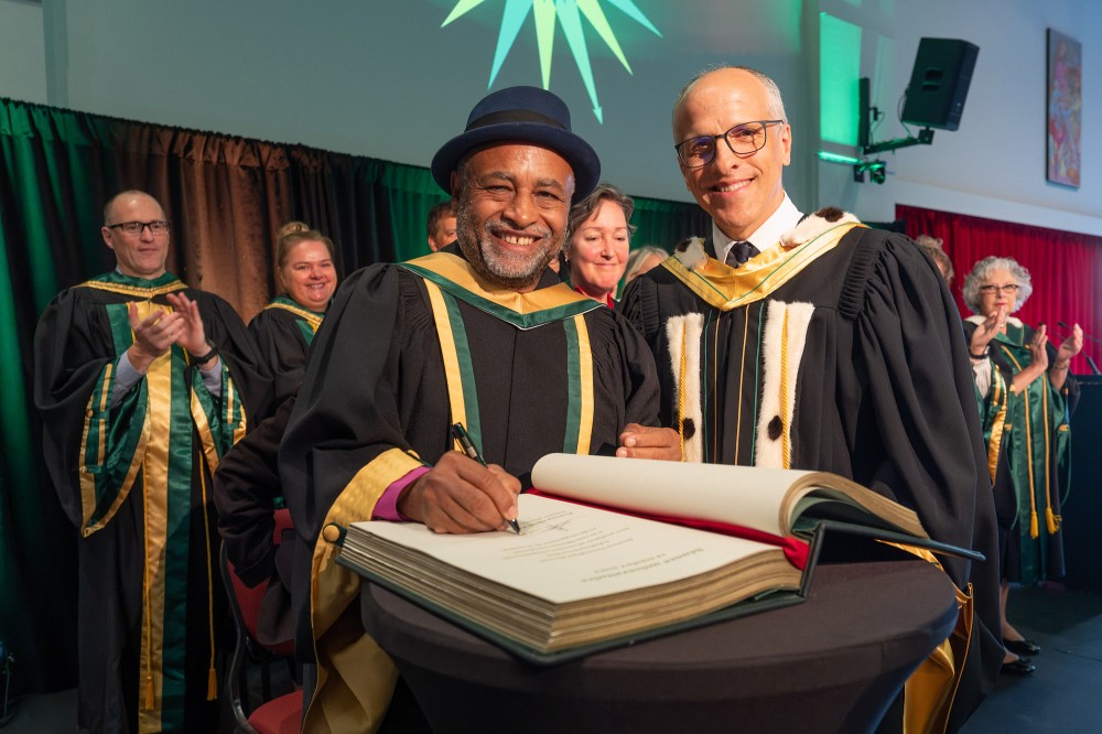 L'auteur, &eacute;diteur et traducteur Rodney Saint-&Eacute;loi, nouveau docteur d'honneur de l'UdeS