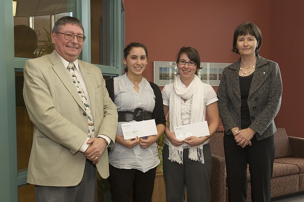 Le professeur Jean Desrochers en compagnie des boursi&egrave;res Andr&eacute;anne Whittom et Myriam Dumont ainsi que de Francine Turmel, doyenne de la Facult&eacute; d'administration.