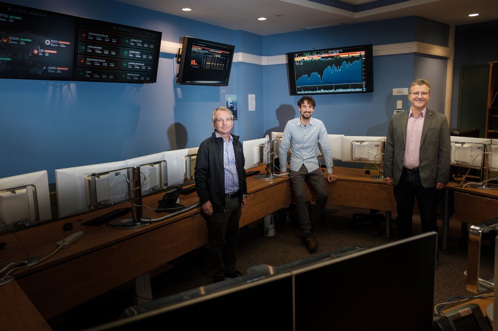 From left to right : Prof. Alain B&eacute;langer (Business School), Maxime Dion (Institut quantique) and Prof. Pierre-Martin Tardif (Business School)